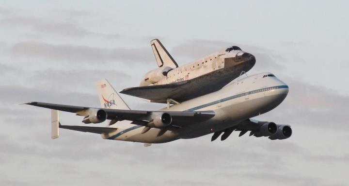 Shuttle Discovery Makes it's Final Flyby of the KSC Runway